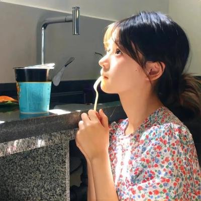 草丛中的人